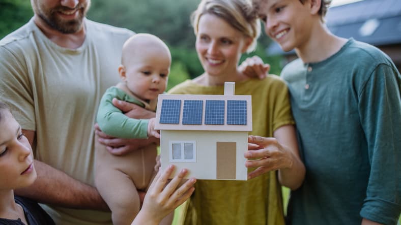 Familia feliz por instalar placas solares con un instalador de placa a placa